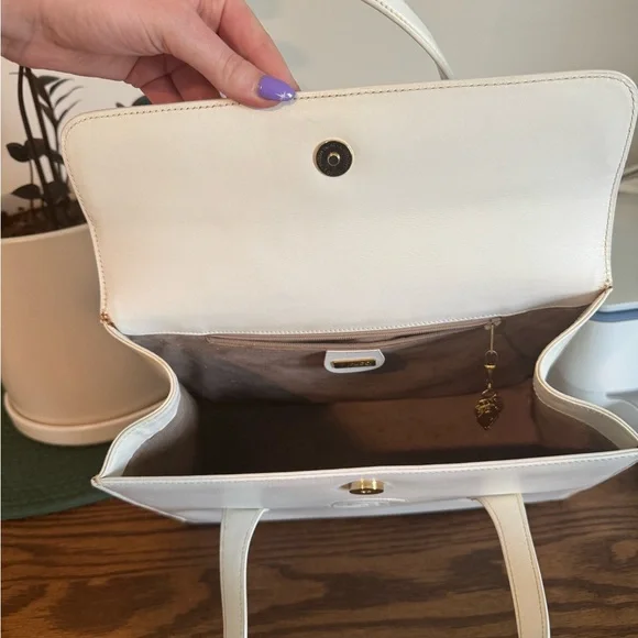 Authentic Gucci Elegant White Leather Shoulder Bag - Picture 6 of 10